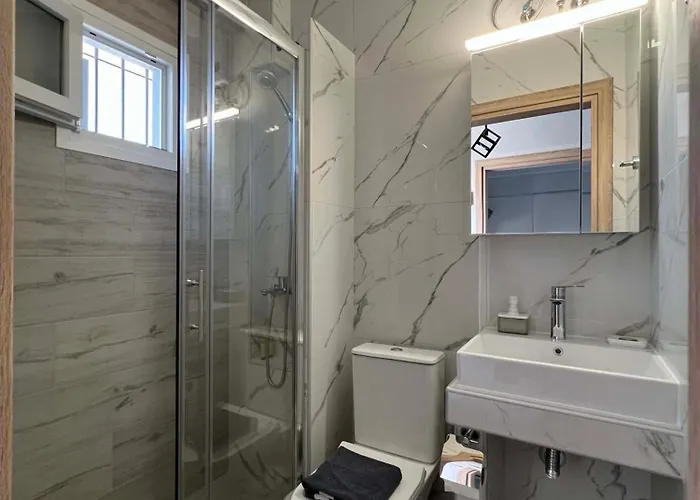 John Baker's Apartament Polychrono